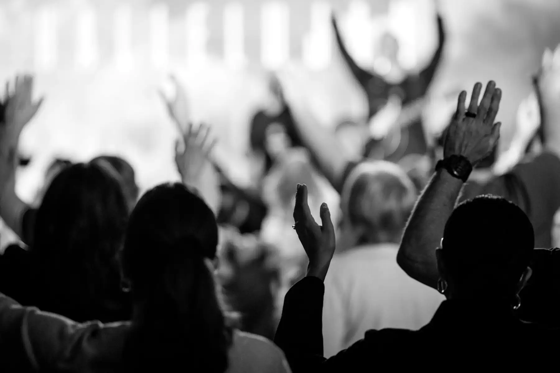 Manos levantadas entre la congregación durante la alabanza